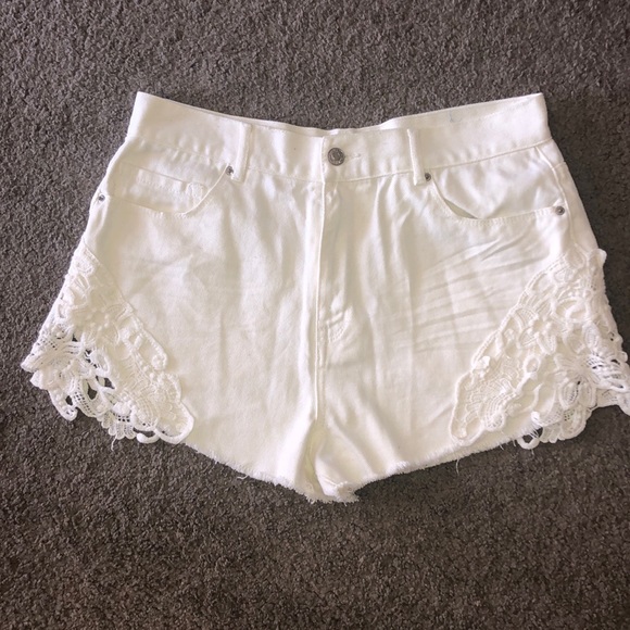 White high waisted shorts w/ lace on the sides - Picture 1 of 3